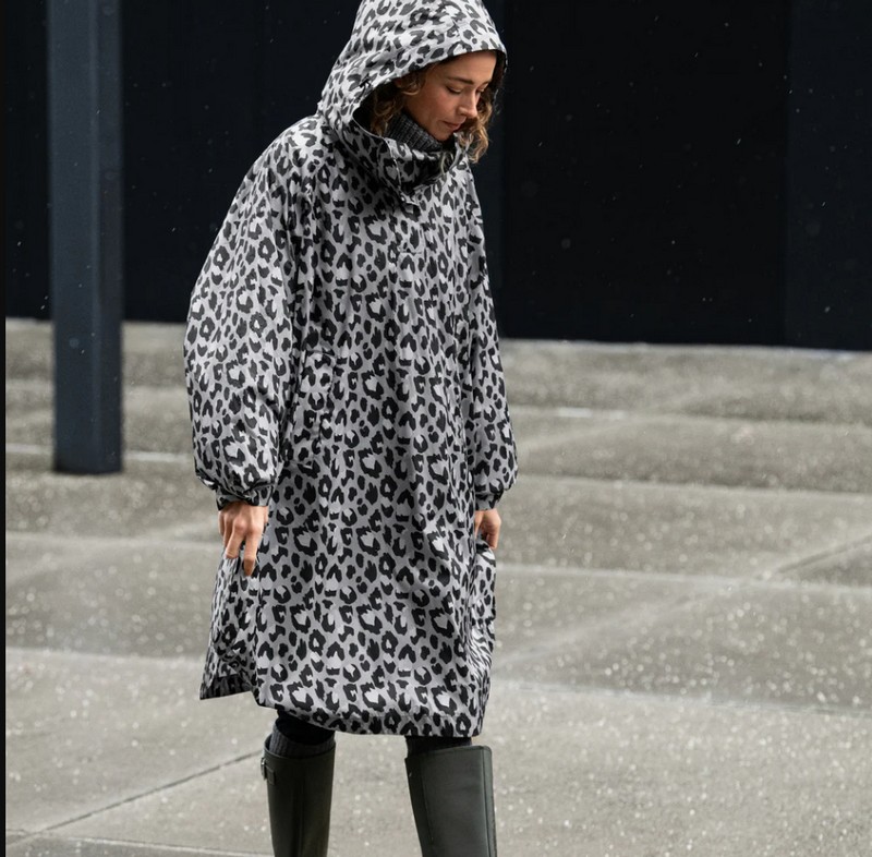 Impermeabile da viaggio pieghevole grigio leopardato, salvaspazio e utilissimo da riporre in valigia